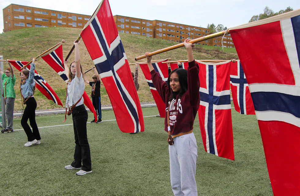 EN HILSEN FRA JERIKO SKOLE: Mandag var 17. mai-øving på Jeriko kunstgress med Jeriko skole. Johanna helt til høyre og gulblokkene på Lindeberg i bakgrunnen. Foto: