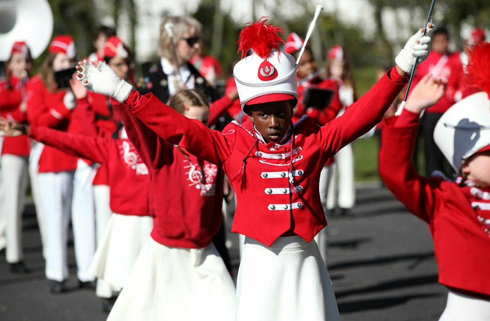 GODE NABOER: Svarttjern skole får følge av Grorud skoles musikkorps på Karl Johan. Foto: Tom Evensen