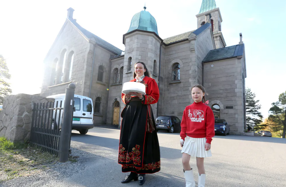 DOBBEL DEBUT: Katrine Aam Svendsen kommer med nybakt gulrotkake. Det er den første kaka hun har bakt i 17-mai sammenheng for skolens skolekorps/drillkorps. Datteren Kaia (9) får en spesiell drilldebut i nasjonaldagssammenheng, da hun sammen med de andre drilljentene og korpset skal spille og drille for Svarttjern skole som fikk æren av å gå aller først i barnetoget i sentrum. Foto: Rolf E. Wulff