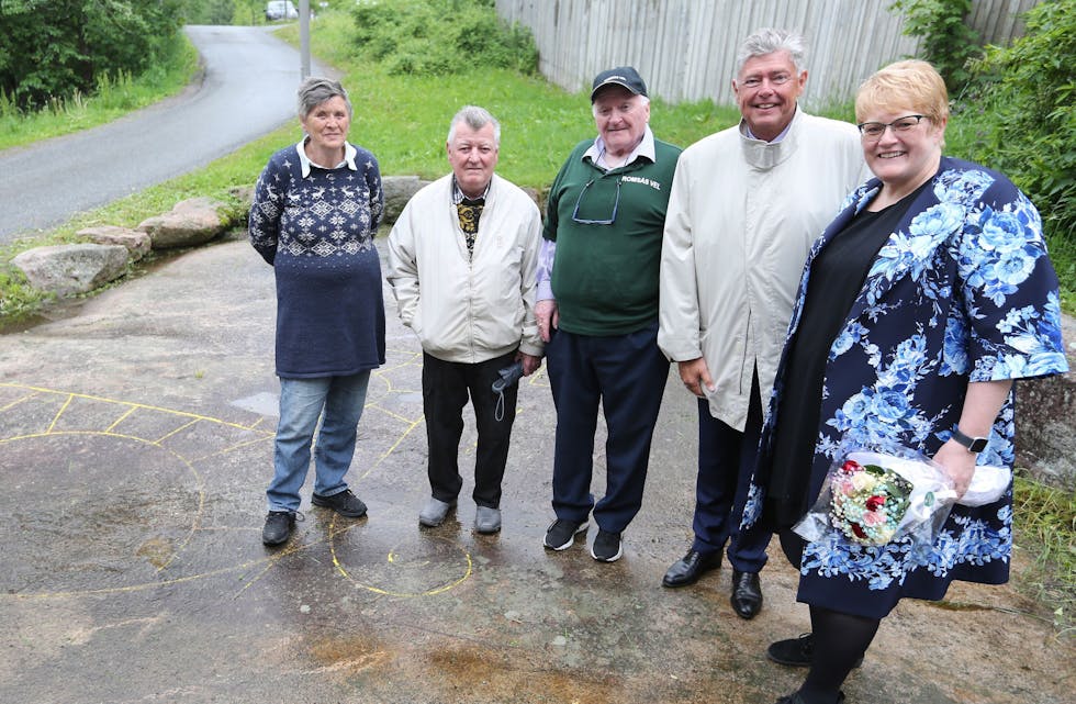 PÅ STEINHOGGERGRUNN: Berit Sørensen (f.v.) sørger daglig for å holde steinhoggerrisset/hoggelappen ren og pen og i skjønneste orden på frivillig basis. Trond Larsen var den som aller først oppdaget stedet som guttunge, og som senere viste det til kameratene Kjell Gundersen og Steinar Karlsen (som gjenoppdaget det ved å sammenligne gamle og nye flyfoto). Velleder Thor Johnsen har begynt tanken om å få stedet på Unescos verdensarvliste, mens generalsekretær i Oslo Byes Vel, Ole Rikard Høisæther og Kultur- og likestillingsminister Trine Skei Grande synes det var stas å stå midt på hellig steinhoggerrissgrunn. Foto: