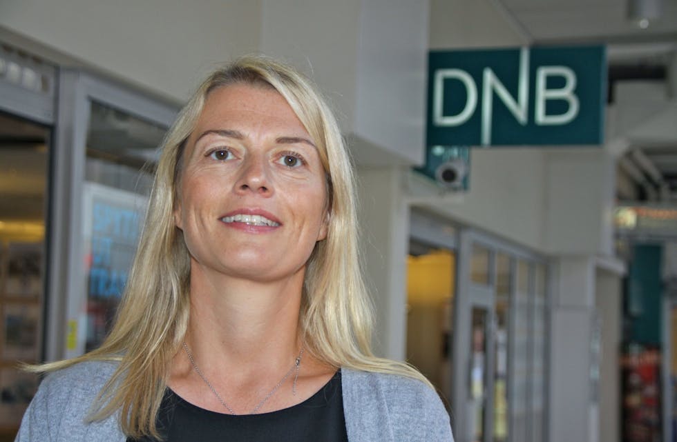 MER BEVISST: Banksjef på DNB Stovner, Astrid Beate Opdahl, viser til at stadig flere unge går i pengefella. Hun oppfordrer derfor skolene til å ta i bruk bankens nye undervisningsopplegg. Foto: