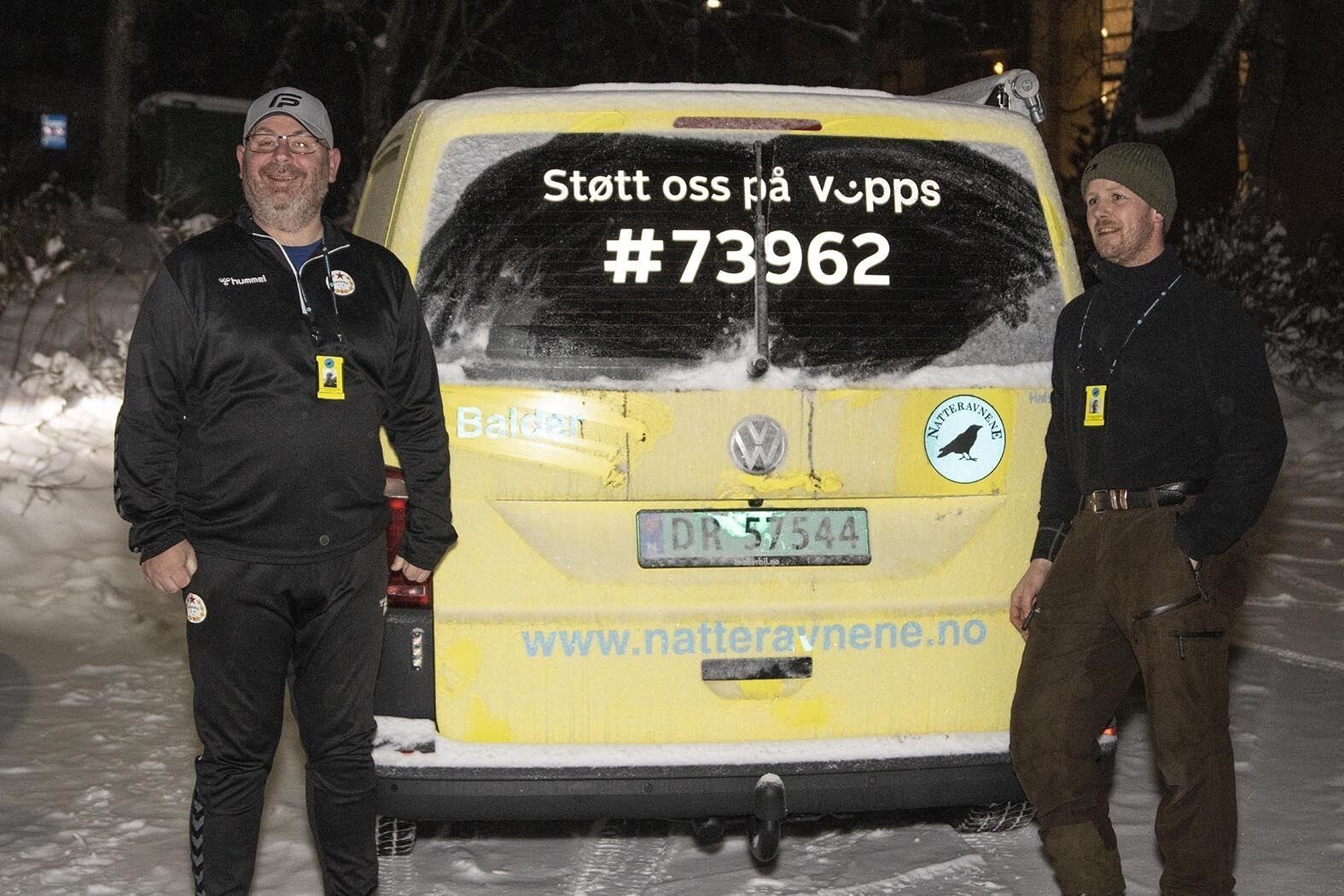 EGEN BIL: Per Henning og Jarl André står foran natteravnbilen som de bruker når de er på tur rundt i området. Foto: