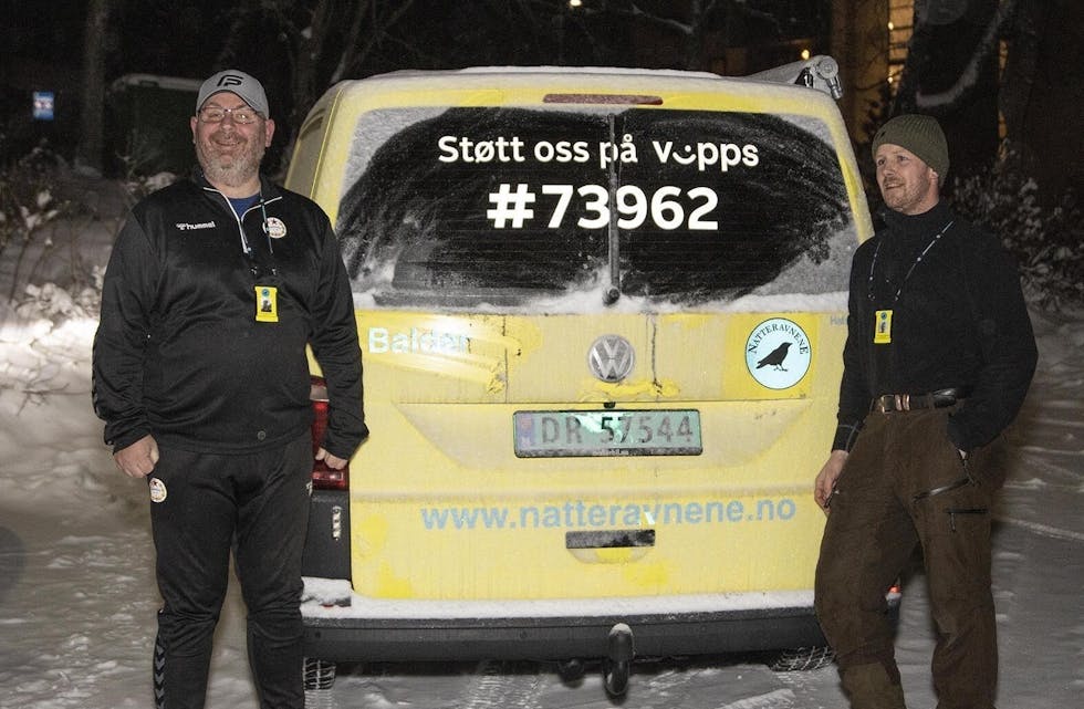 EGEN BIL: Per Henning og Jarl André står foran natteravnbilen som de bruker når de er på tur rundt i området. Foto: