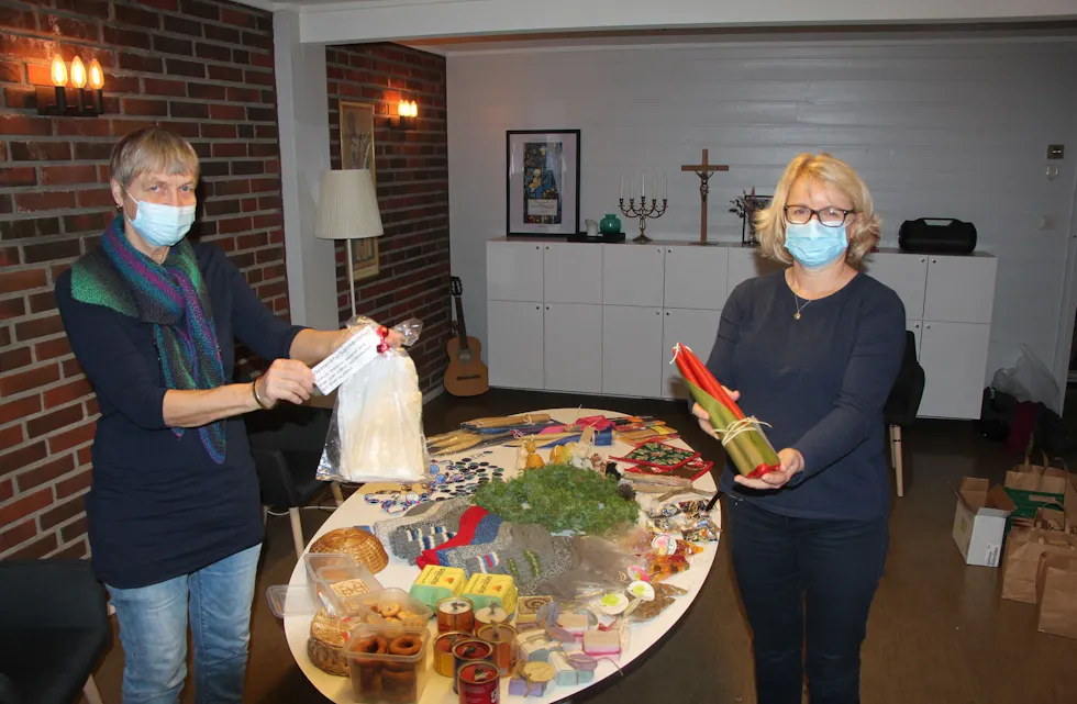 STORT UTVALG: Selv om det ikke blir et fysisk i julemarked i kirka, finner man tradisjonelle produkter på menyen, blant annet lys, juledekor og sokker. Her med Else Marit Larsen (t.v) og Birgit Kinn Hanstensen. Foto: