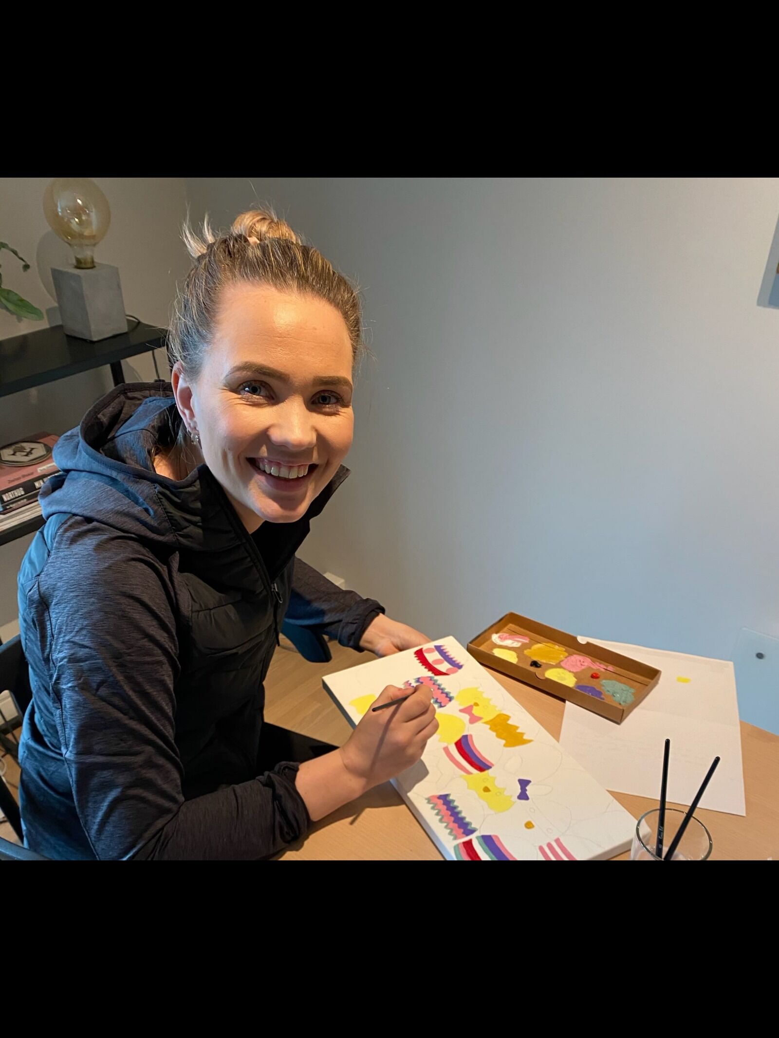 MALER:  Vilde Mollestad Rislaa er i full gang med å male en påskehilsen. Foto: