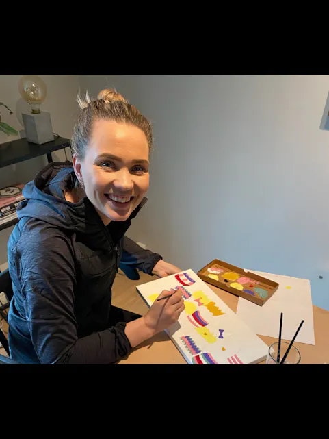 MALER:
Vilde Mollestad Rislaa er i full gang med å male en påskehilsen. Foto: