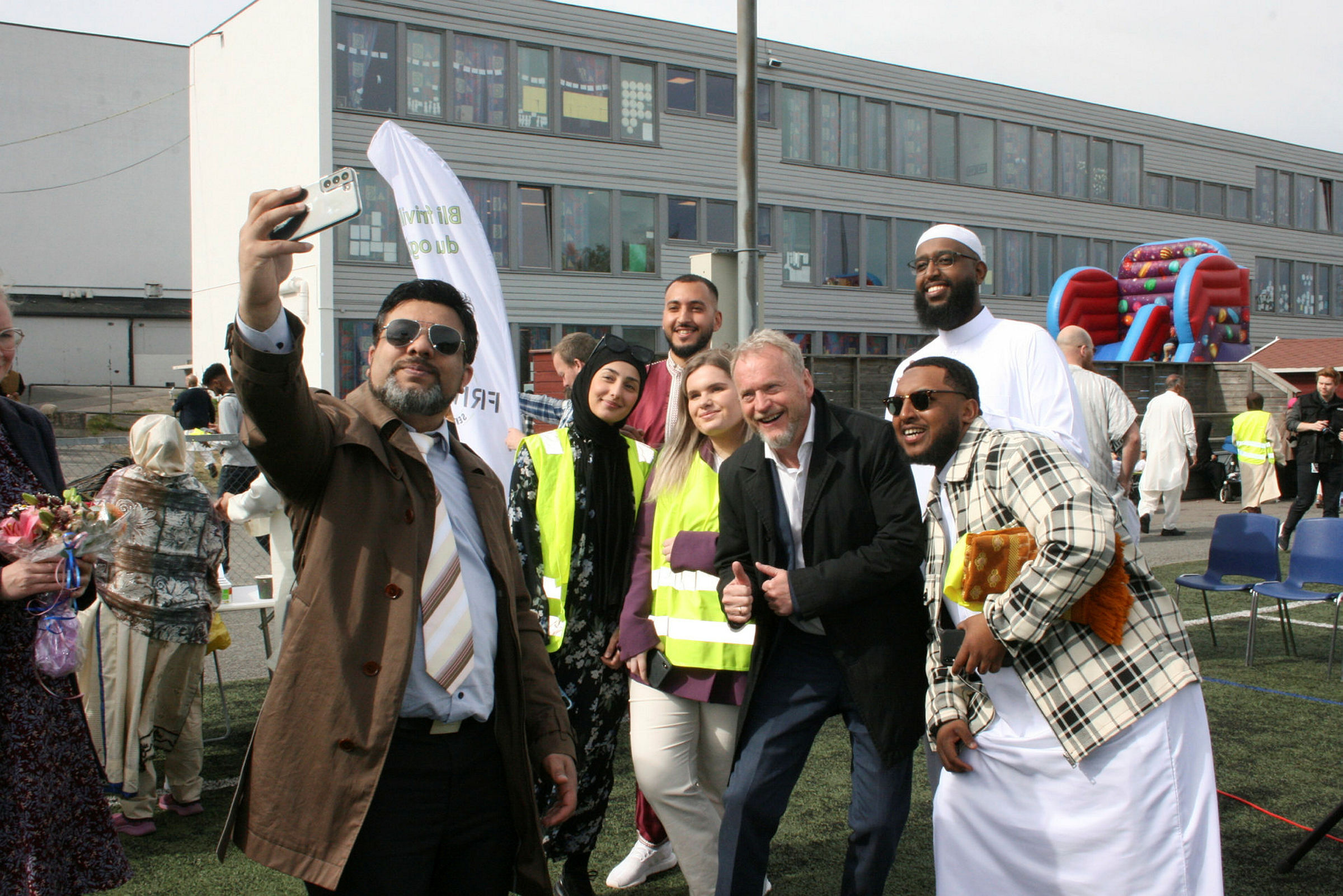 FEIRING: Arshad Jamil tar en selfie med ungdomsrådet og byrådsleder Raymond Johansen (Ap). Foto: Caroline Hammer