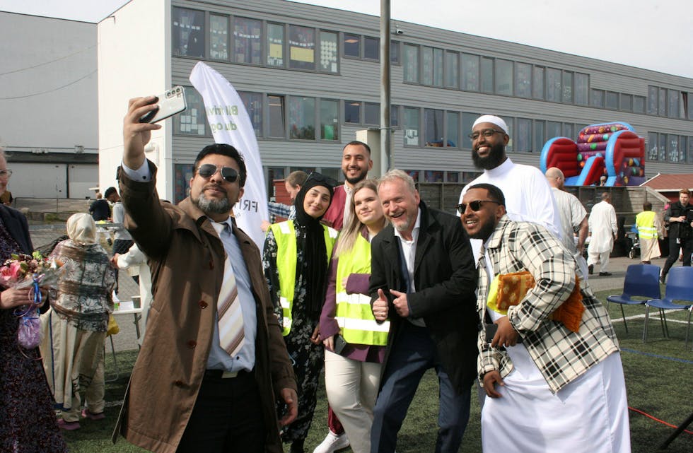 FEIRING: Arshad Jamil tar en selfie med ungdomsrådet og byrådsleder Raymond Johansen (Ap). Foto: Caroline Hammer