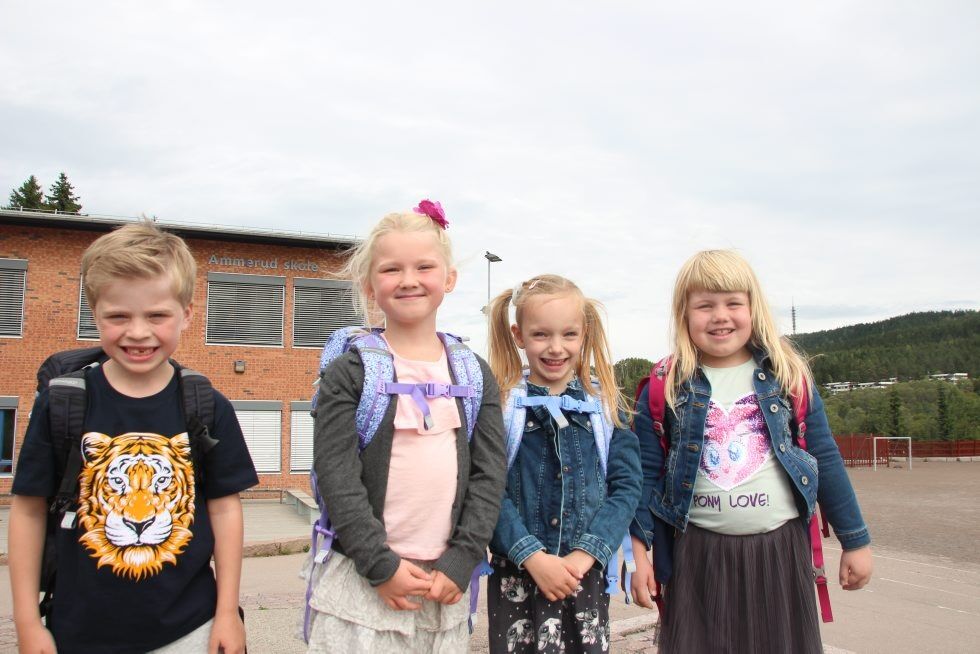 NYE SKOLESTARTERE: Storm (6, f.v.), Othilie (6), Emilie (6) og Mie Oline (5) er nå elever på Ammerud skole, og synes det er gøy å lære nye ting og få nye venner. Foto: