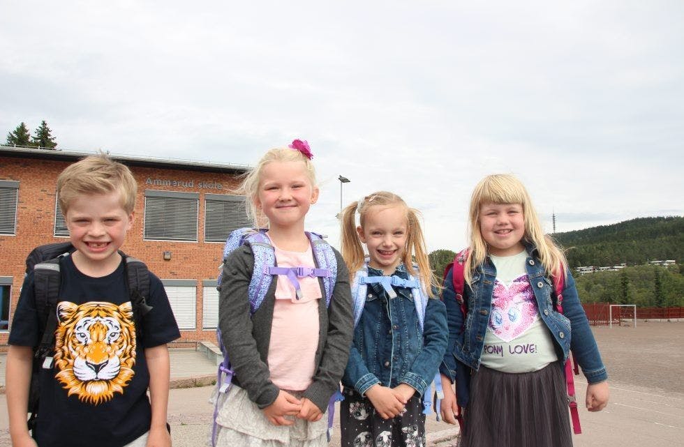 NYE SKOLESTARTERE: Storm (6, f.v.), Othilie (6), Emilie (6) og Mie Oline (5) er nå elever på Ammerud skole, og synes det er gøy å lære nye ting og få nye venner. Foto: