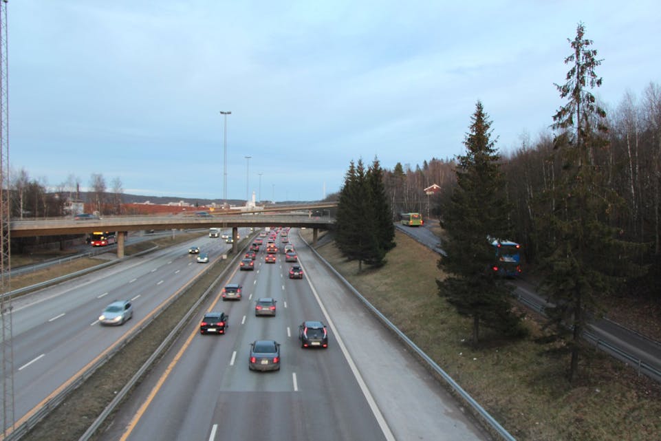 TRAFIKKEN BESTÅR: I Oslos høringsuttalelse til Nasjonal Transportplan prioriteres kollektivløsninger foran de store veiprosjektene - som lokk over E6 på Furuset eller hele E6 Oslo Øst-prosjektet. Foto:
