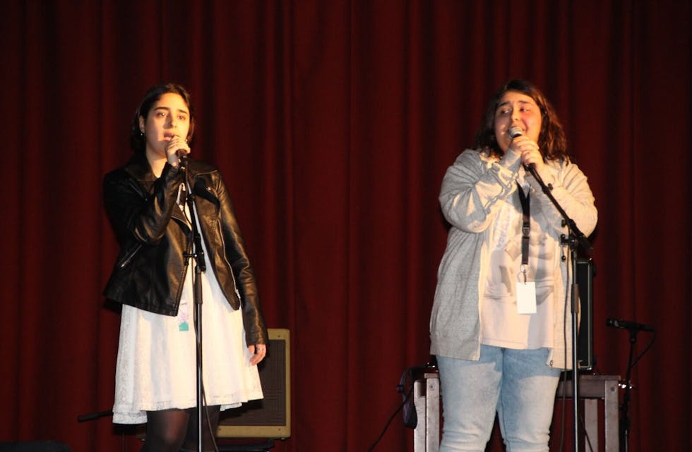 SAMMEN PÅ SCENEN: Sima Vahdani (16) og Sahar Vahdani (17) gikk videre til UKM Oslofestivalen. Foto: