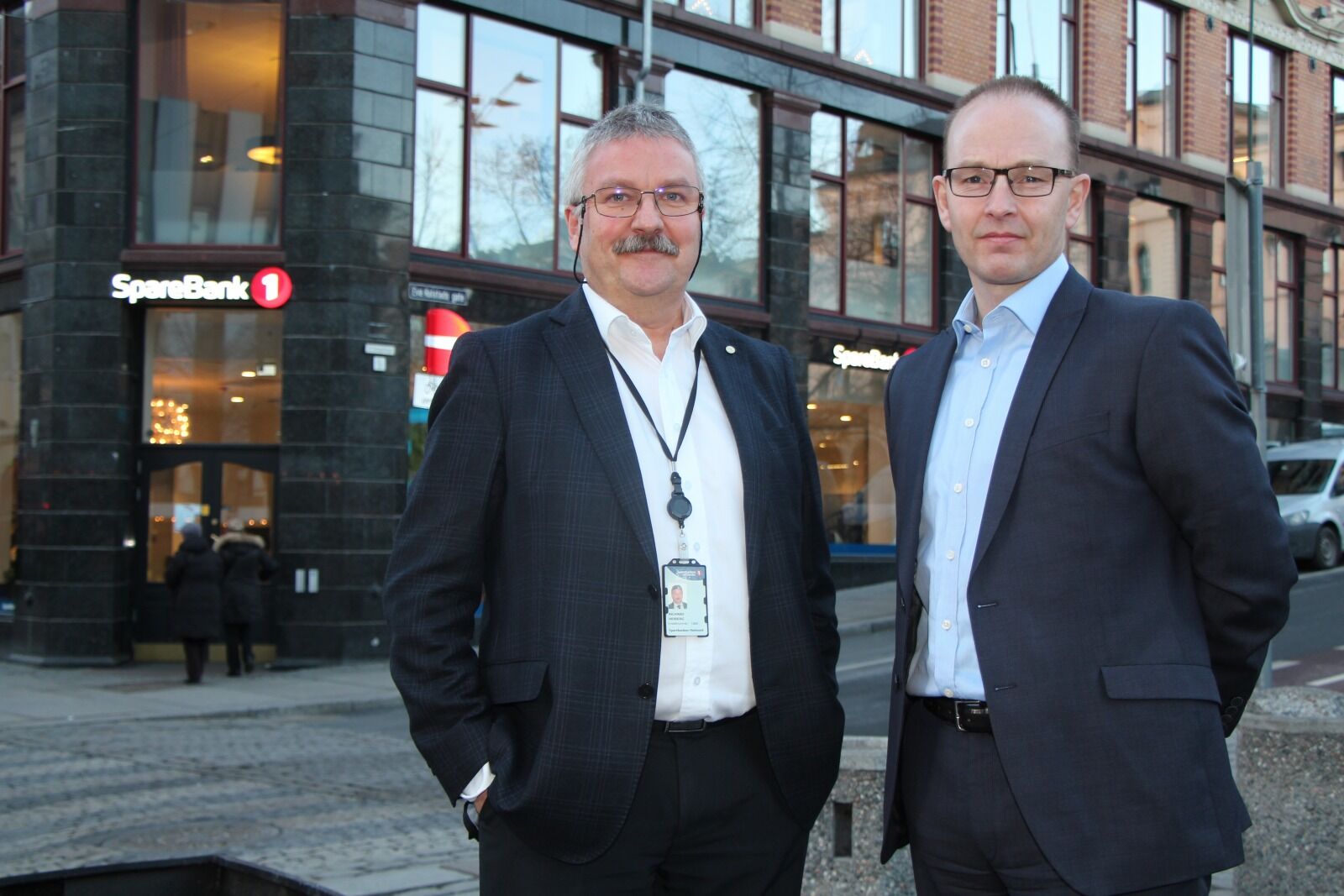 VIL DELE: Administrerende direktør Richard Heiberg i Sparebanken Hedmark og finansdirektør Geir Egil Bolstad vil dele ut kundeutbytte. Fra og med neste år fusjoneres Sparebanken Hedmark og Bank 1 Oslo og Akershus.  Foto: