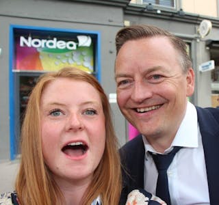 KLARE: Journalist Caroline Bremer og banksjef Tron Tinderholt er klare for årets fotofinale. Foto: