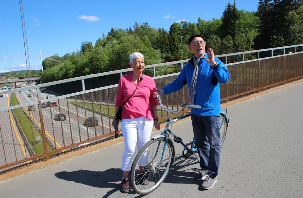 MÅ SAMLES: Eva Rueslåtten og Bjørn Engstrøm tror at en helhetlig plan og et samlet Groruddalen må til for at man endelig skal bli hørt - og prioritert. Her ved det ikke-eksisterende lokket på Furuset. Foto: