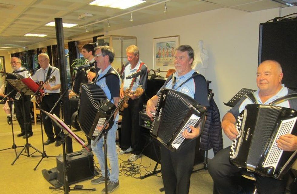 SPILTE OPP: Bandet «Frisk Luft» sørget for musikalsk stemning på dansegulvet (Fotos: Jan Erik Nordby). Foto: