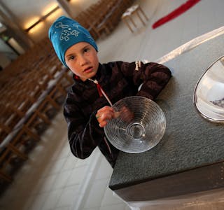 FANT PERLER: Sverre Bekken (9) var blant de mange som gikk på perlejakt i Haugerud kirke. Dåpsperlen lå ved døpefontenen! Foto: