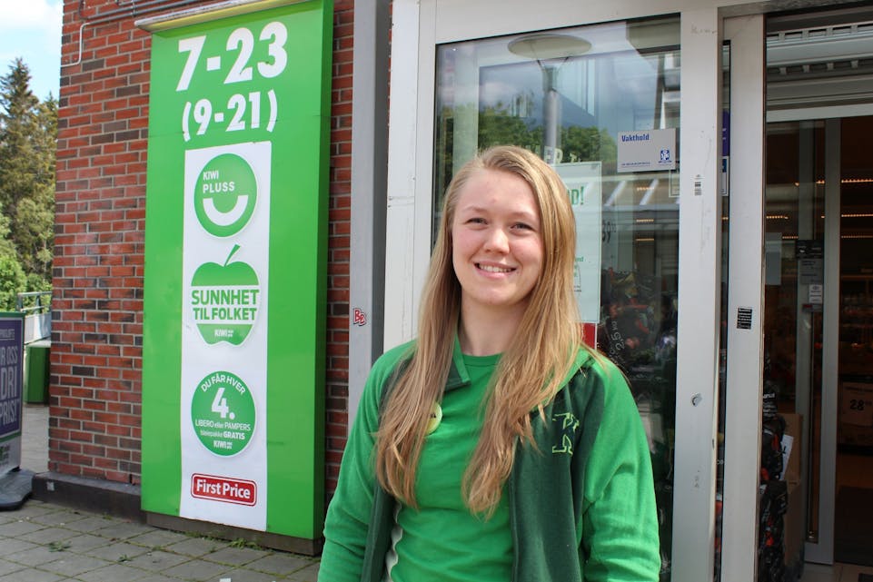 LOKAL BUTIKKSJEF: Carina Sørum er oppvokst på Ellingsrud. Nå er hun tilbake som butikksjef. Foto: