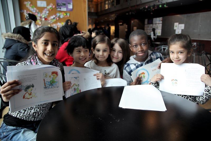 GØY MED BOKUKE: Afrinesh (10), Angela (6), Amina (6), Eriona (10), Lang (11) og Mariam (6) syntes det var gøy både å lese og høre om Karius og Baktus. Foto: