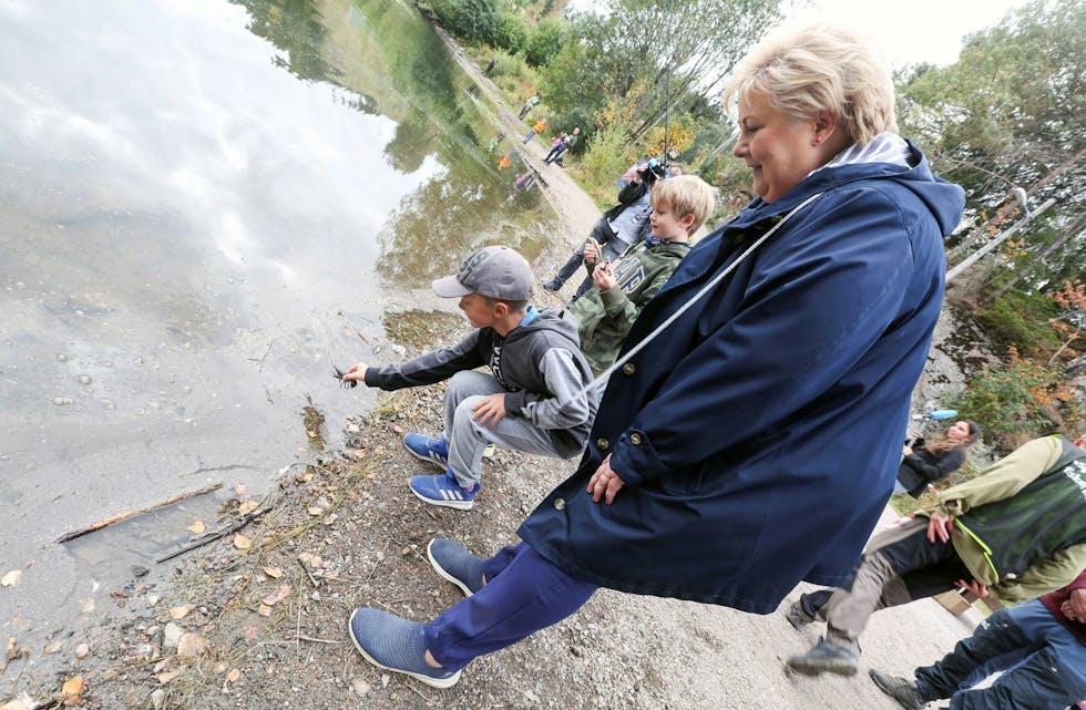 FULGTE REGLENE: Eirik (8) fulgte krepse-reglene og fikk hjelp av Erna Solberg til å slippe krepsen ut i Trollvann igjen. Foto: Rolf E. Wulff