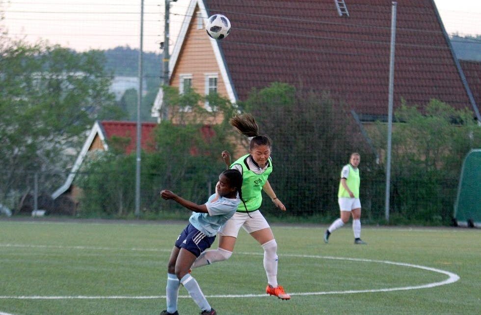TØFFE TAK: ... mellom HSIL-damene og Grei 2 i 2. divisjon. Foto: Didrik Søreide Kjær