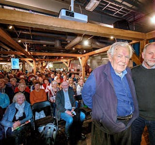 SENTRALE: Thorbjørn Berntsen (t.v.) og Norvald Mo, sistnevnte leder av arrangøren Stovner Vestli Arbeiderpartilag, lagde et populært møte. Foto: