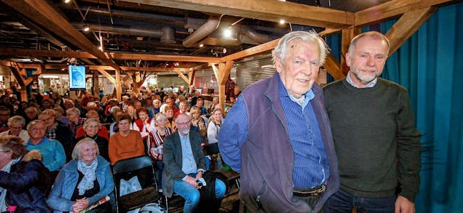 SENTRALE: Thorbjørn Berntsen (t.v.) og Norvald Mo, sistnevnte leder av arrangøren Stovner Vestli Arbeiderpartilag, lagde et populært møte. Foto: