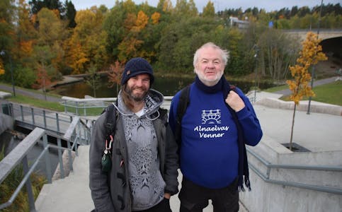 FORVENTNINGSFULLE: Vidar Berget (t.h.) og Lars Kjemphol gleder seg til en ny tur ned langs Alnaelva torsdag kveld, og håper så mange som mulig vil bli med på vandringa. Foto: