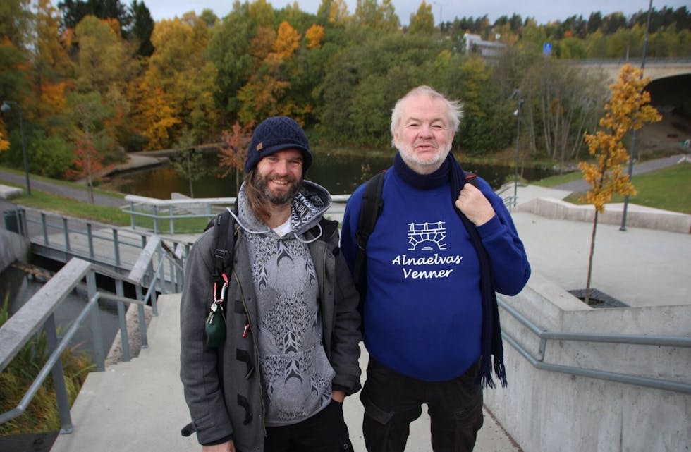 FORVENTNINGSFULLE: Vidar Berget (t.h.) og Lars Kjemphol gleder seg til en ny tur ned langs Alnaelva torsdag kveld, og håper så mange som mulig vil bli med på vandringa. Foto:
