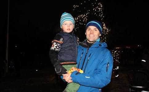 FINT TRE: Torbjørn (5) og far Dag Arne Ramstad synes juletreet har blitt fint. Foto: