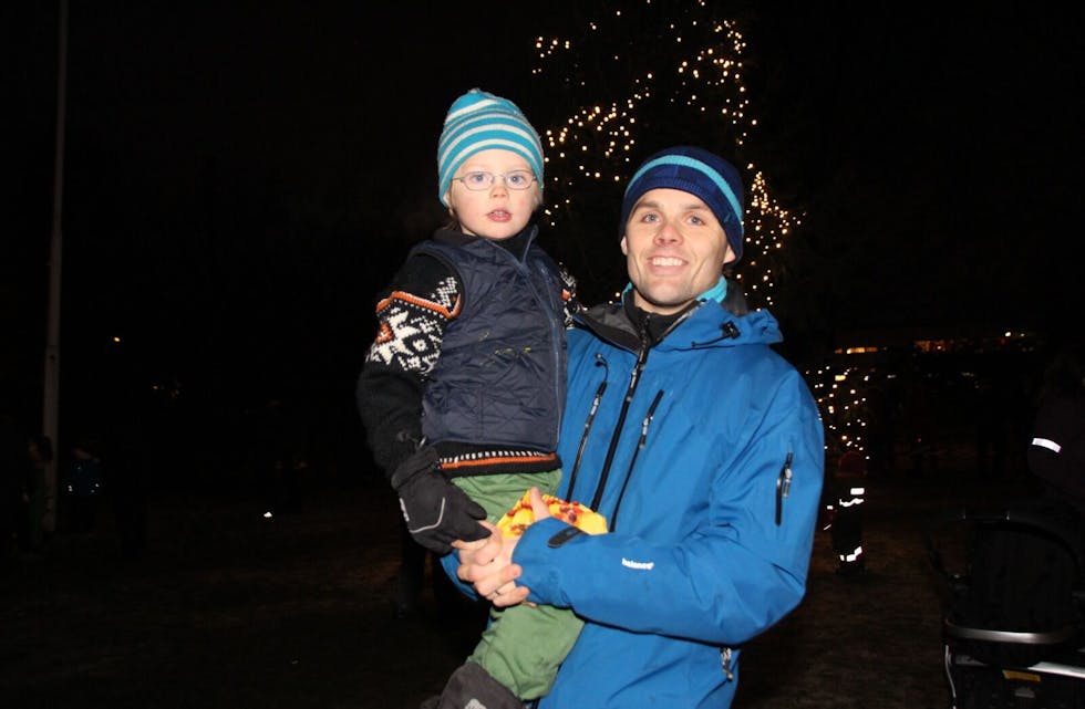 FINT TRE: Torbjørn (5) og far Dag Arne Ramstad synes juletreet har blitt fint. Foto: