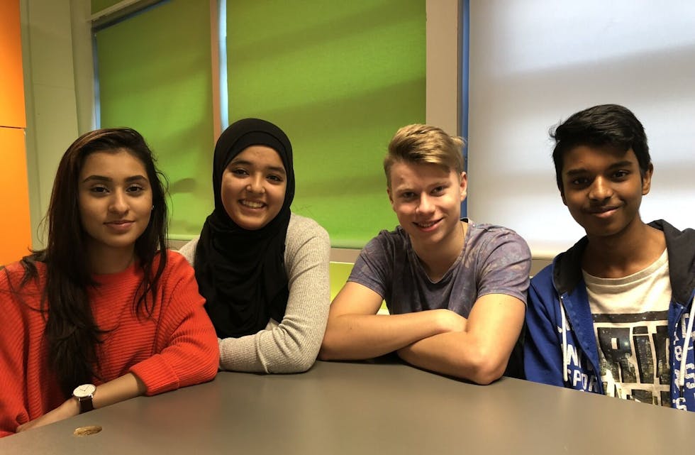 GROW-GJENGEN: Zainab Hussain (17), Soukaina Saoudi (15), Filip Holte Olausen (15) og Haris Kirun (15) trives i GROW medielab. Foto: