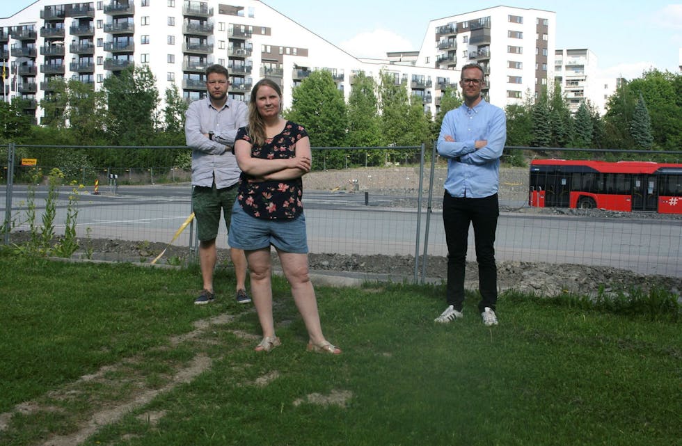BEKYMRET: René Brorstrøm (f.v.), Tanya Bostmork og Christoffer Fremstad frykter at ytterligere forsinkelser også vil gjøre at deres barn ikke får gå på ungdomsskolen på Økern. De vil gjerne få ungdomsskolen regulert separat. Foto: Caroline Hammer