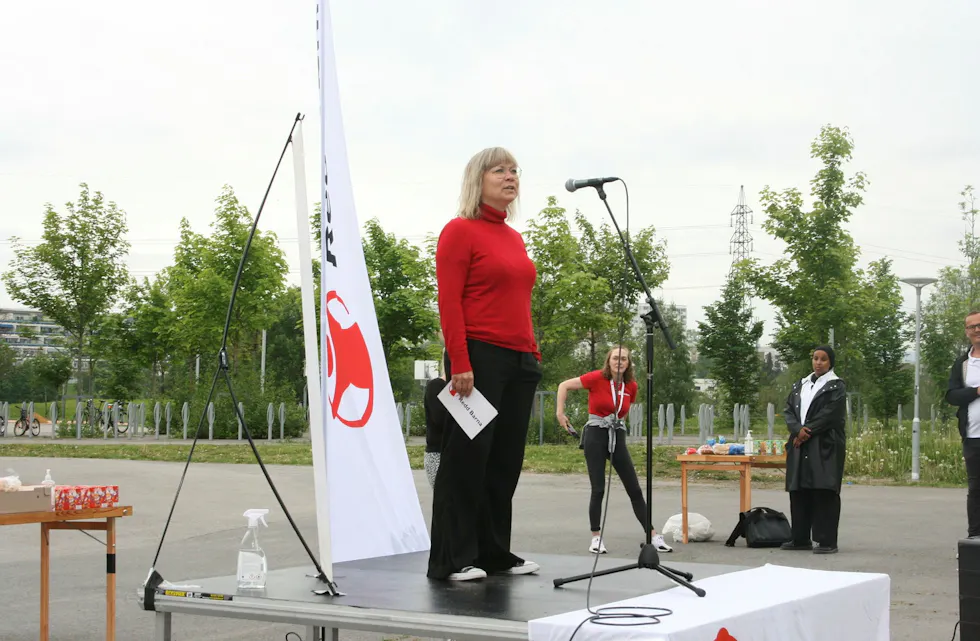 REDD BARNA: Monica Sydgard leder Norgesprogrammet til Redd Barna. Hun roste innsatsen til elevene på Rommen skole. Foto: Caroline Hammer