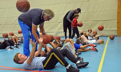 BASKET FOR ALLE PENGA: I Haugerud IF har nå basketball blitt populært. Her fra treningen til det yngste barnepartiet (7-10 år) hvor trenerne Jannis Magulas og Omar Runcie instruerer barna. Foto:
