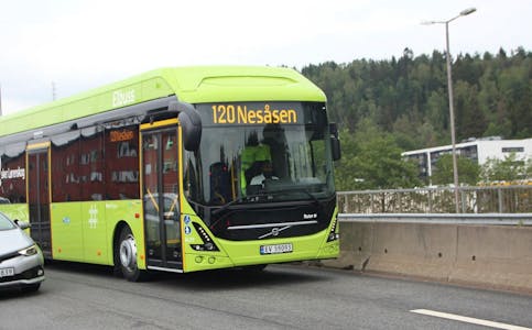 KJERNEN TIL PROBLEMET: 120-bussen - her fra da den hadde sluttet å gå direkte til Ahus, men fremdeles gikk til Grorud. Foto: Ørjan Brage