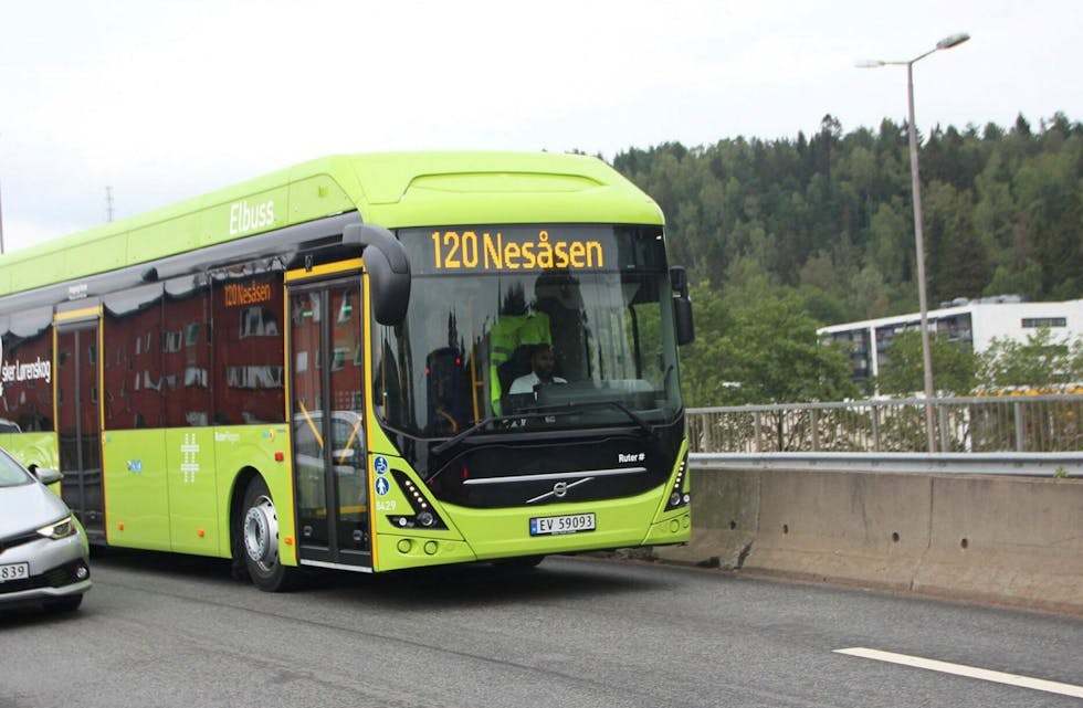 KJERNEN TIL PROBLEMET: 120-bussen - her fra da den hadde sluttet å gå direkte til Ahus, men fremdeles gikk til Grorud. Foto: Ørjan Brage