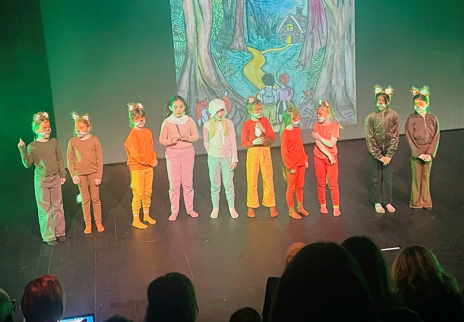 HANS OG GRETE: Eventyret har fått ny drakt hos Lindeberg teatergruppe. Foto: Privat