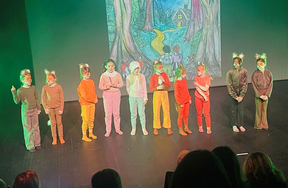 HANS OG GRETE: Eventyret har fått ny drakt hos Lindeberg teatergruppe. Foto: Privat