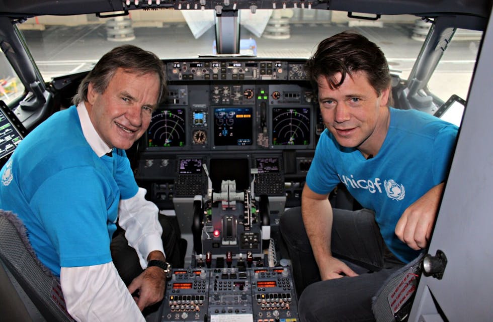 TAKKER: Norwegian-sjef Bjørn Kjos og generalsekretær i UNICEF Bernt G. Apeland sammen i  cockpit. De takker for passasjerenes givervilje.  Foto: