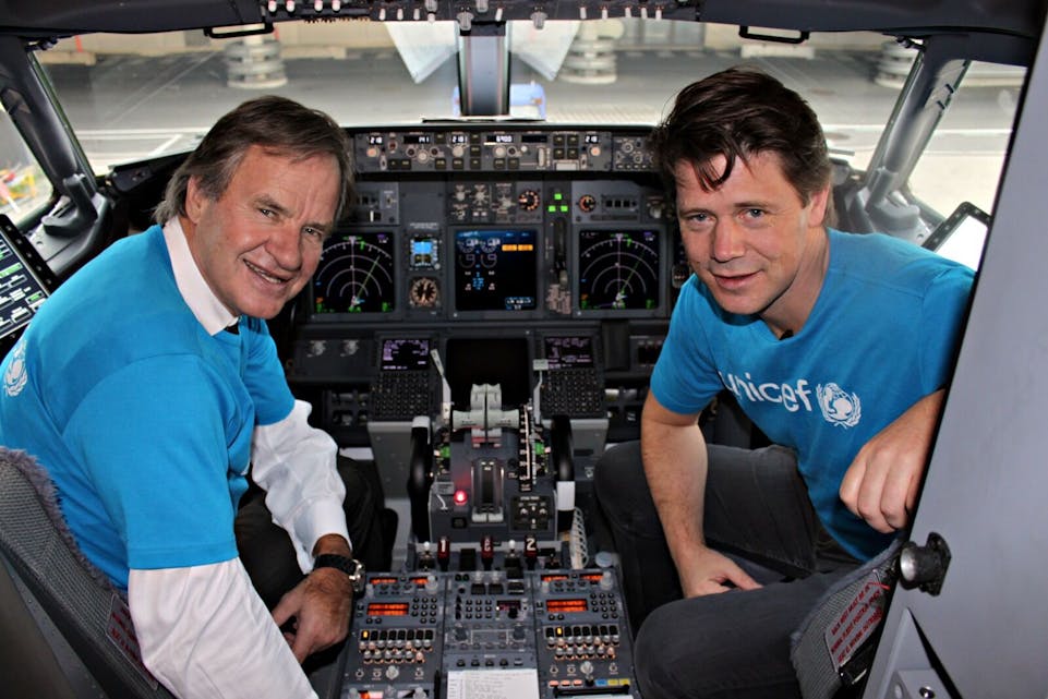 TAKKER: Norwegian-sjef Bjørn Kjos og generalsekretær i UNICEF Bernt G. Apeland sammen i  cockpit. De takker for passasjerenes givervilje.  Foto: