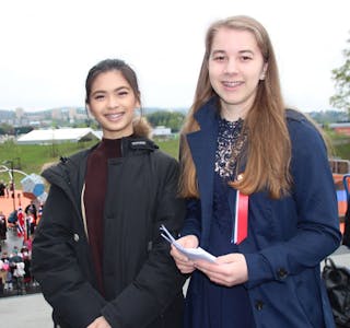 STOR ÆRE: Karen Kate Tejano (16) og elevrådsleder Maria Halmø Jahr (15) setter pris på å få snakke foran alle på Veitvet. Foto: