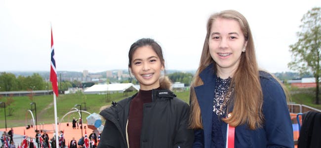 STOR ÆRE: Karen Kate Tejano (16) og elevrådsleder Maria Halmø Jahr (15) setter pris på å få snakke foran alle på Veitvet. Foto: