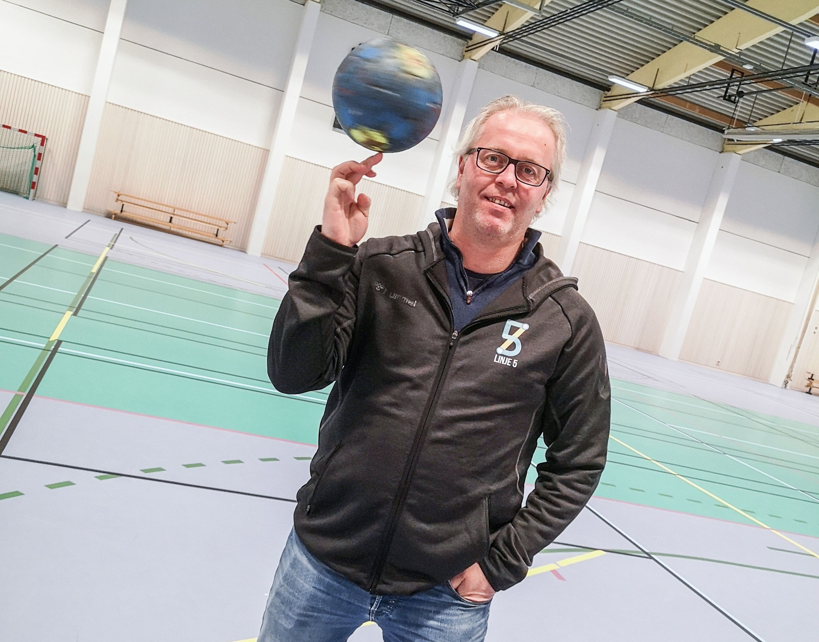 TROR PÅ EN BEDRE FRAMTID: Styremedlem i Vestlis håndballgruppe og trener for herrenes A-lag, Tommy Skjelstad, tror håndballen har gått av å gå ut av Vestli IL og inn i Linje 5. 3. juni skal idrettslaget stemme om utmeldingen på årsmøtet. Foto: