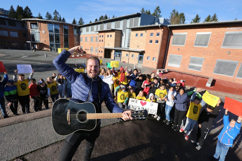 AMMERUD-BRØL: Knut Marius Djupvik (foran) har hele Groruddalen med seg når han synger i finalen på lørdag. Foto: Rolf E. Wulff