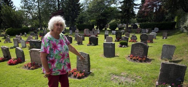 FJERNET GRAVSTEIN: Tone Buberg (Grorud) ble mildest talt forskrekket da hun oppdaget at gravsteinen til Hulda Lie, Ruth Lie og Marta Ottesen var fjernet. Foto: