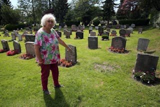FJERNET GRAVSTEIN: Tone Buberg (Grorud) ble mildest talt forskrekket da hun oppdaget at gravsteinen til Hulda Lie, Ruth Lie og Marta Ottesen var fjernet. Foto:
