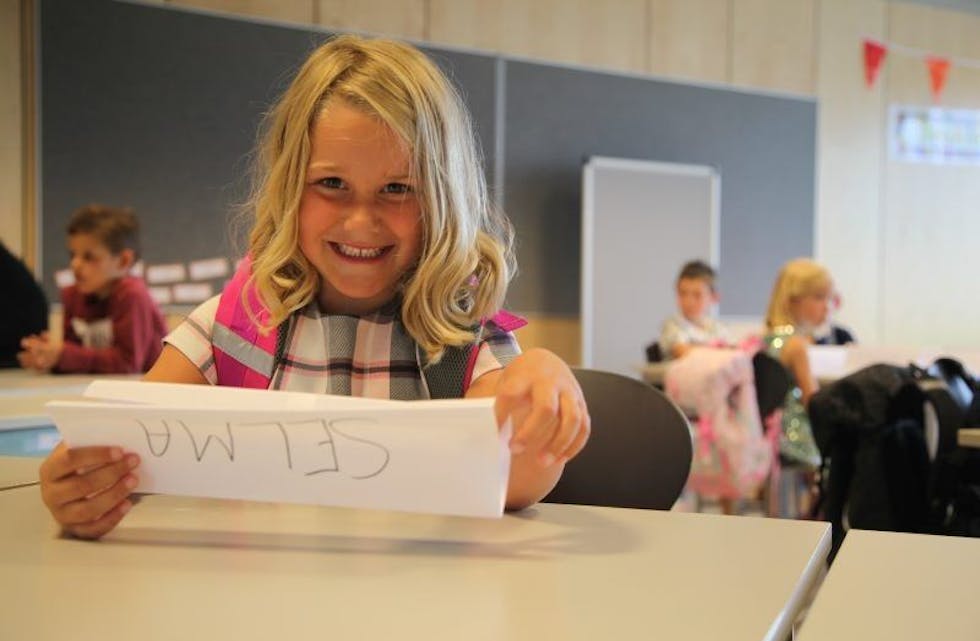 STARTET PÅ SKOLEN: Selma Marie (5) fant fort plassen sin i klasserommet på Årvoll skole. Foto: