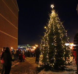 LYSER OPP: Søndag var den store julegrantenningsdagen over hele dalen. Foto: