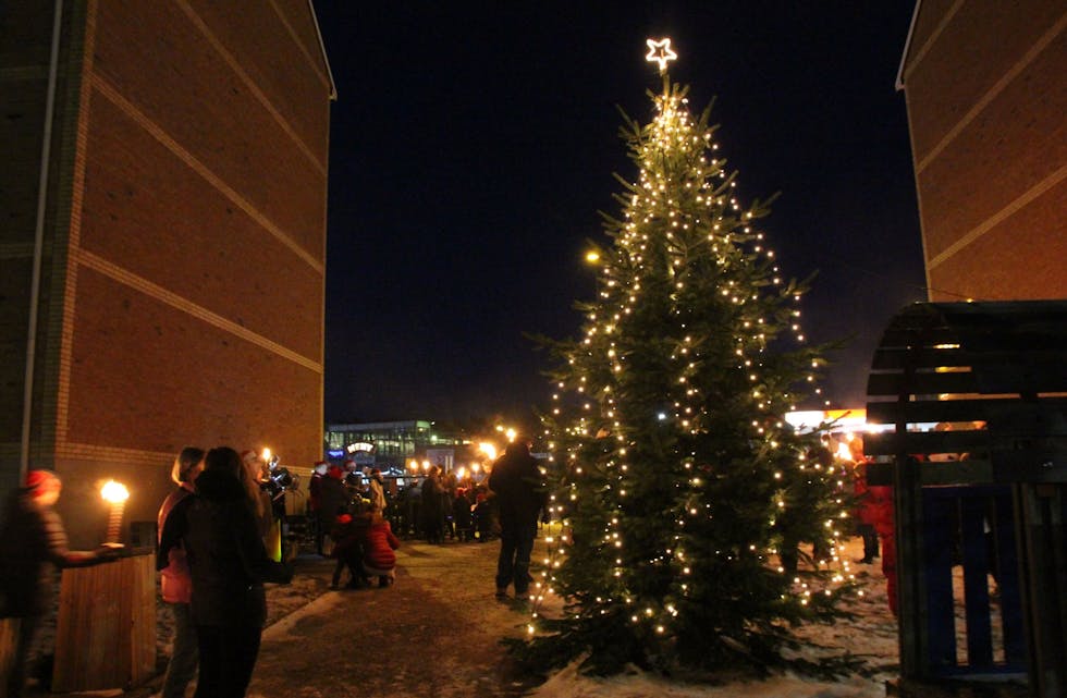 LYSER OPP: Søndag var den store julegrantenningsdagen over hele dalen. Foto: